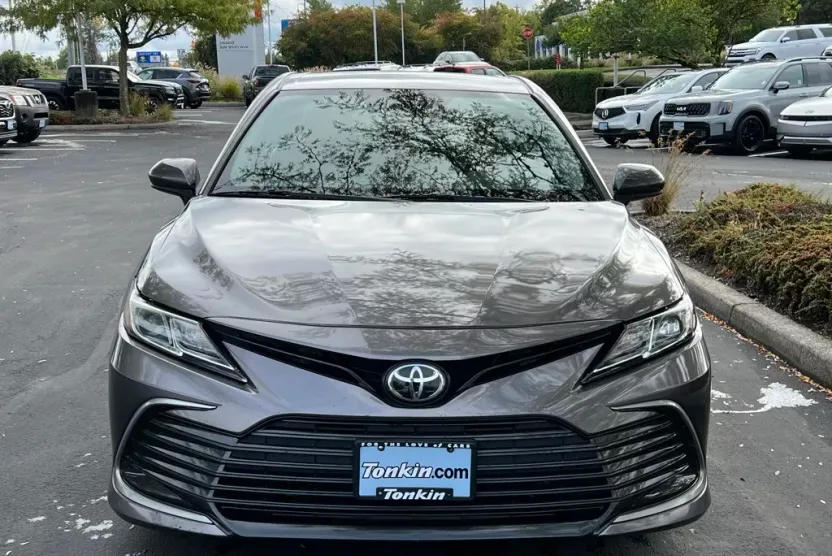 2021 Toyota Camry LE photo 1