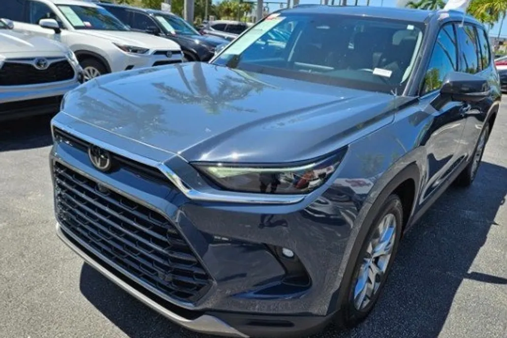 2024 Toyota Grand Highlander Limited photo 1