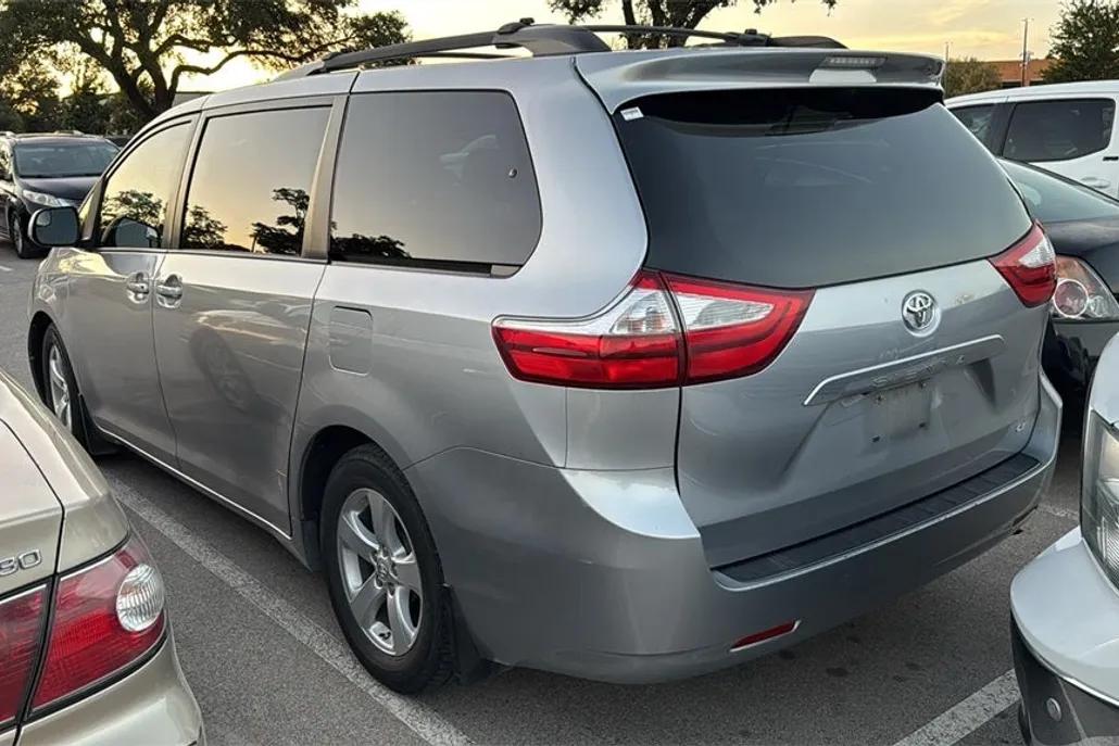 2015 Toyota Sienna LE photo 1