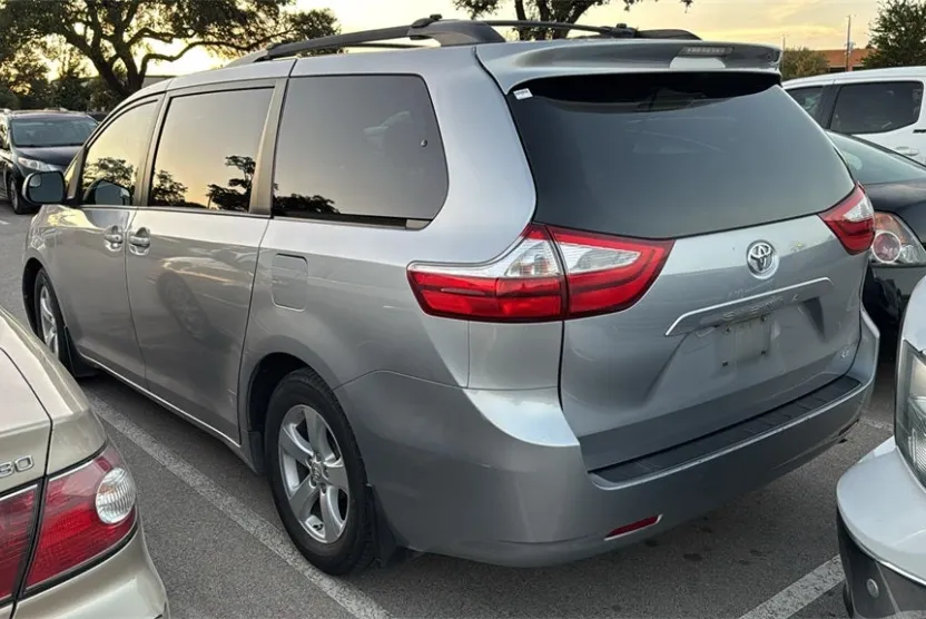 2015 Toyota Sienna LE photo 1