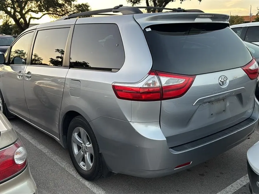 2015 Toyota Sienna LE photo 1