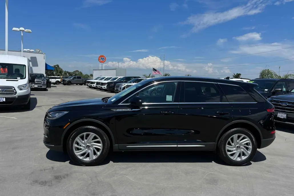 2023 Lincoln Corsair Standard photo 1