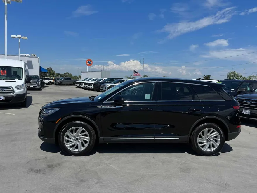 2023 Lincoln Corsair Standard photo 1