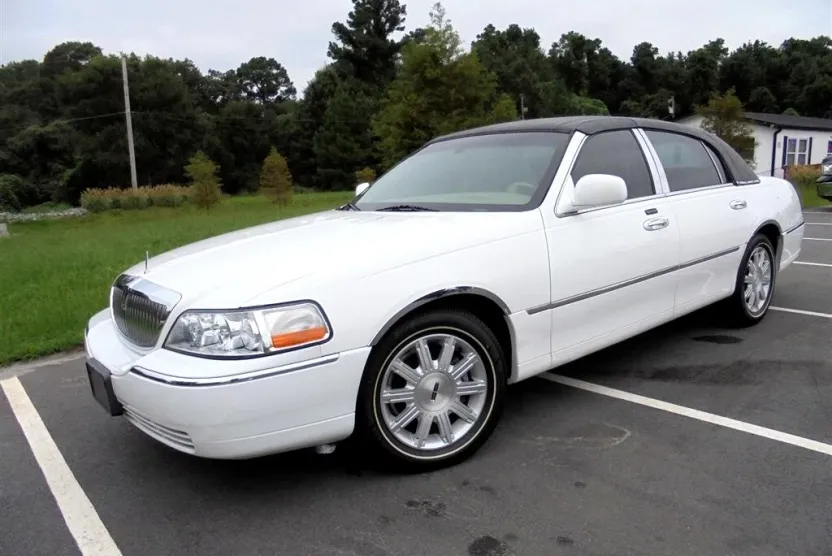2011 Lincoln Town Car Signature Limited photo 1