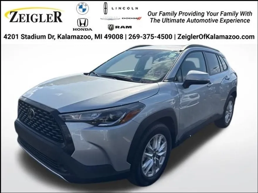 2024 Toyota Corolla Cross LE photo 1