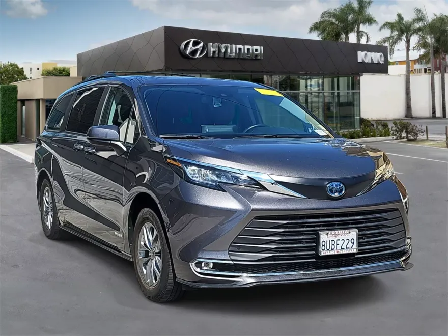2021 Toyota Sienna XLE photo 1