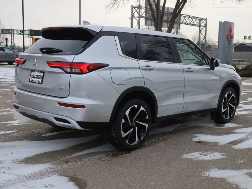 2025 Mitsubishi Outlander PHEV SE photo 8