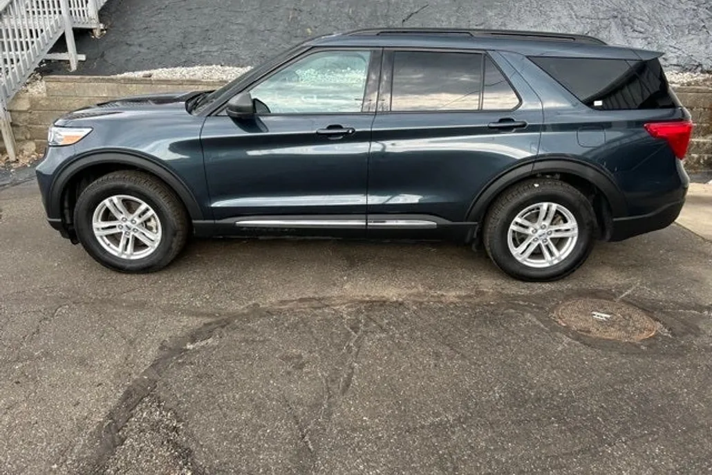 2022 Ford Explorer XLT photo 1