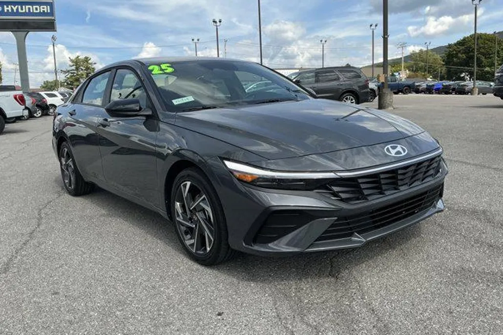 2025 Hyundai Elantra SEL Sport photo 1
