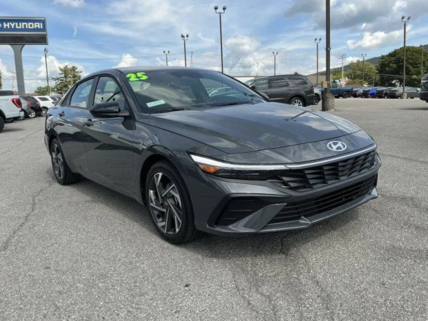 2025 Hyundai Elantra SEL Sport photo 1