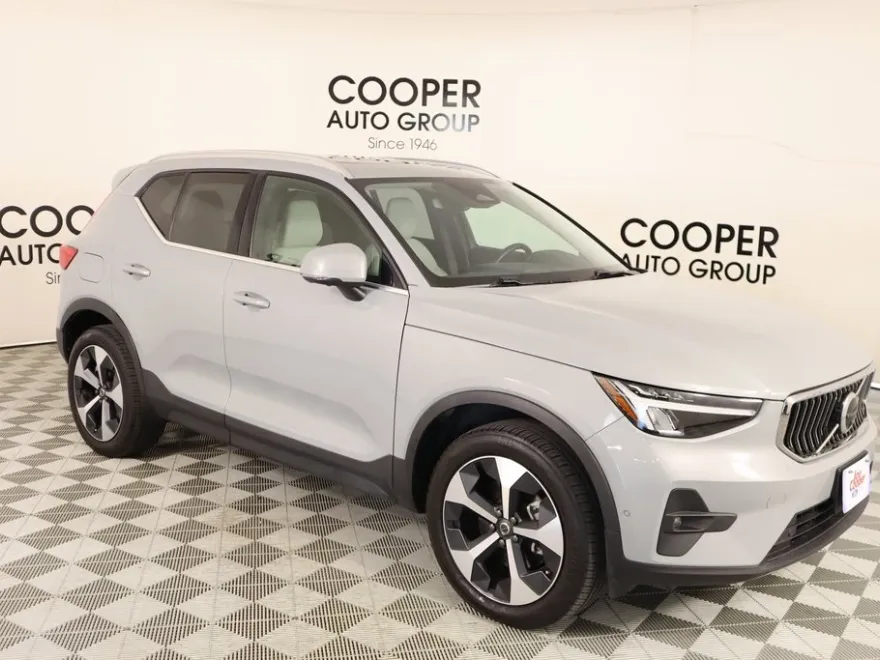 2024 Volvo XC40 Plus photo 1