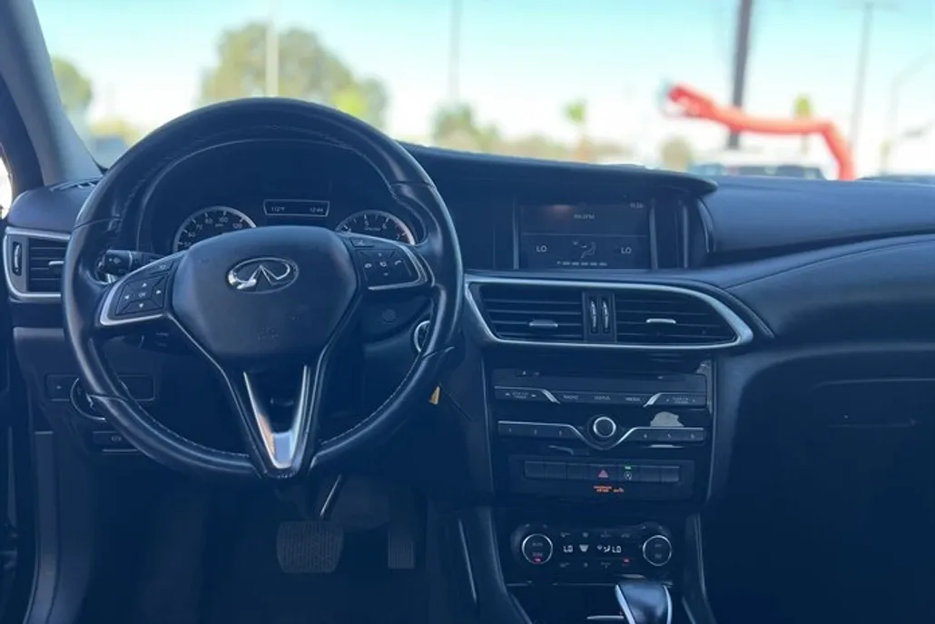 2017 Infiniti QX30 Luxury photo 1