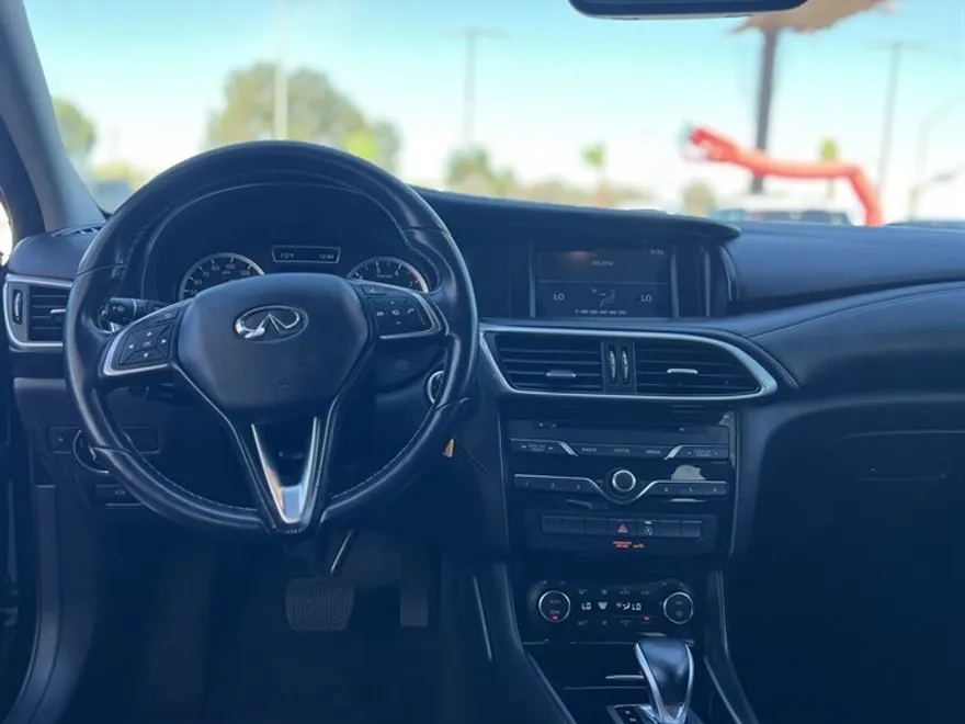 2017 Infiniti QX30 Luxury photo 1