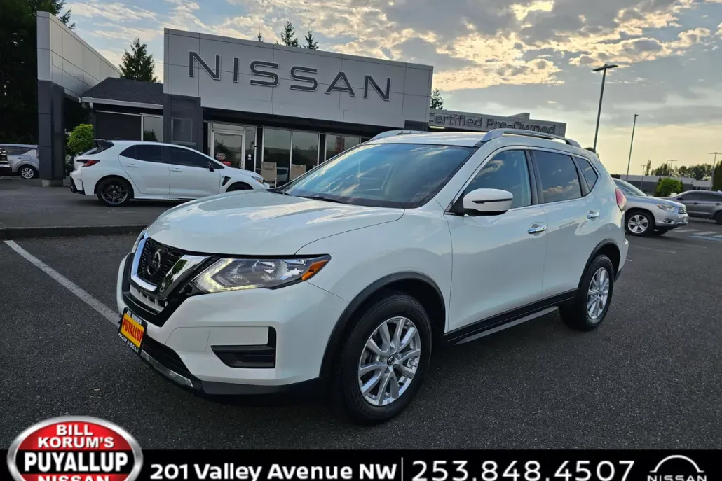 2017 Nissan Rogue SV photo 1