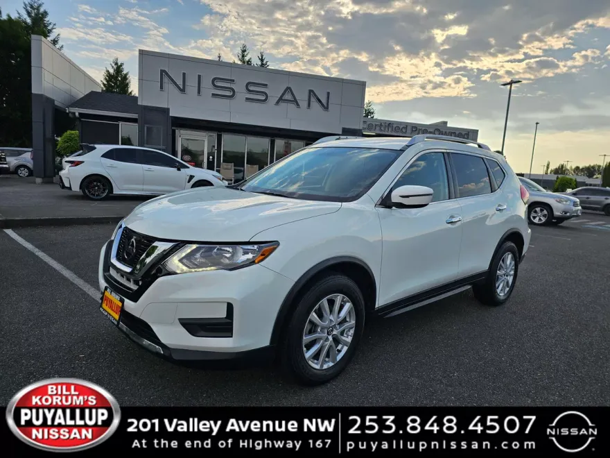 2017 Nissan Rogue SV photo 1