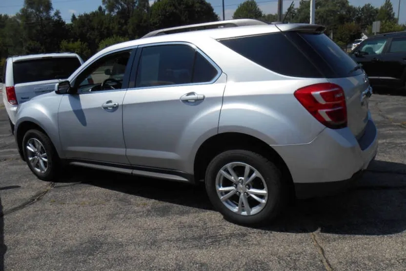 2017 Chevrolet Equinox LT photo 1