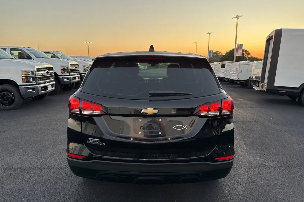 2023 Chevrolet Equinox LS photo 1