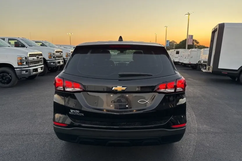 2023 Chevrolet Equinox LS photo 1