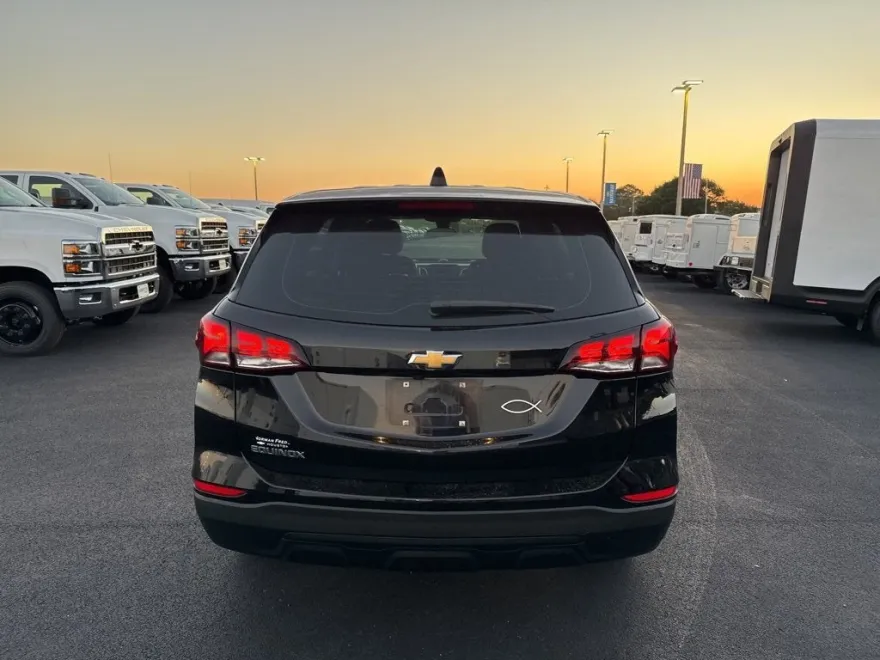 2023 Chevrolet Equinox LS photo 1