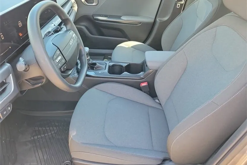 2025 Kia K4 LXS photo 1