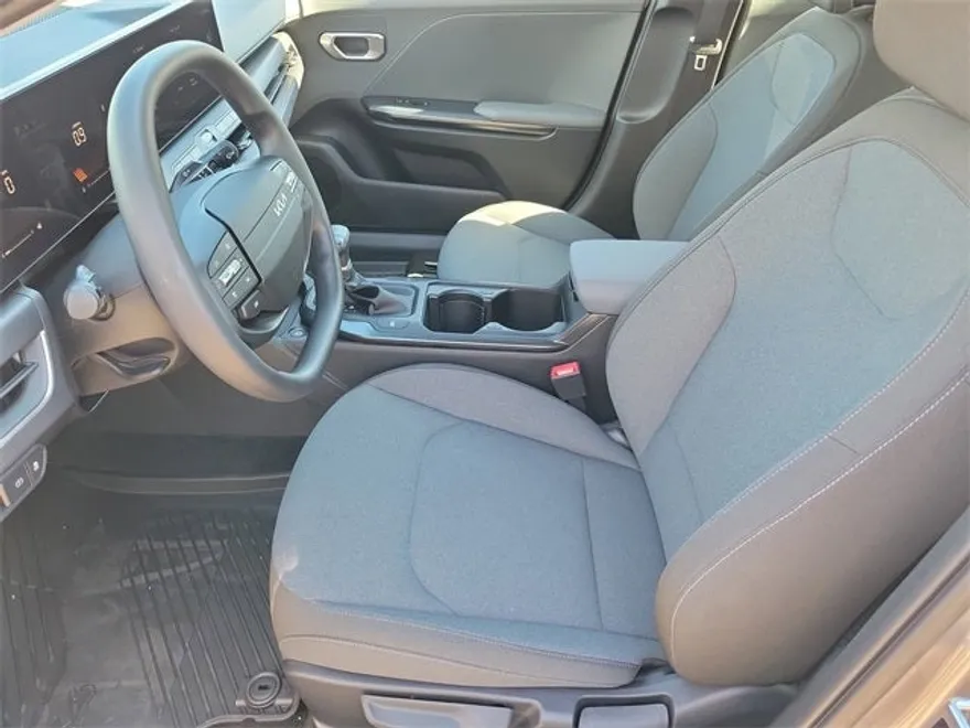 2025 Kia K4 LXS photo 1