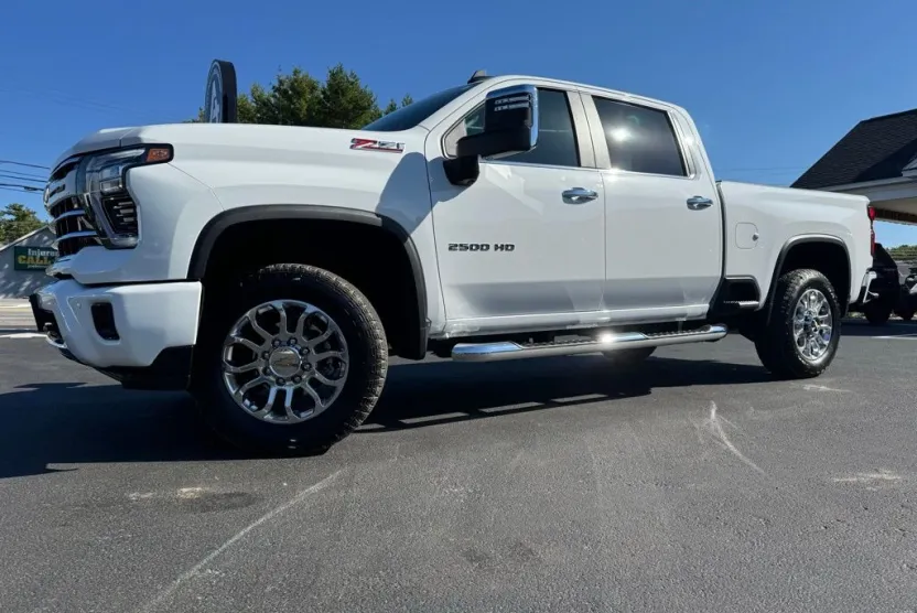 2025 Chevrolet Silverado 2500HD LT photo 1