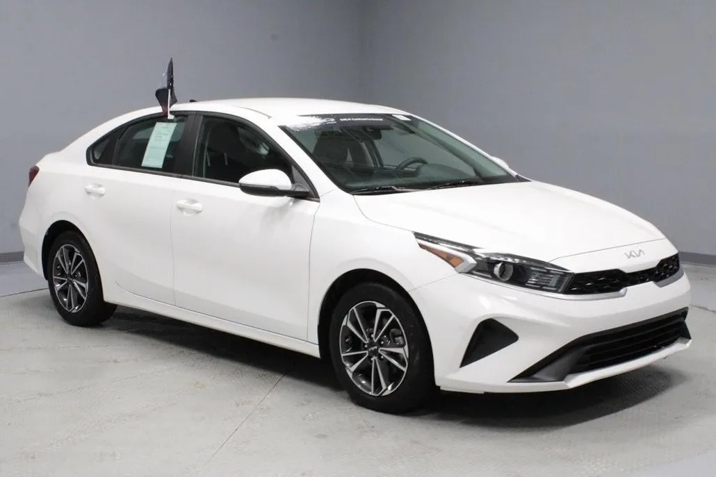 2023 Kia Forte LXS photo 1