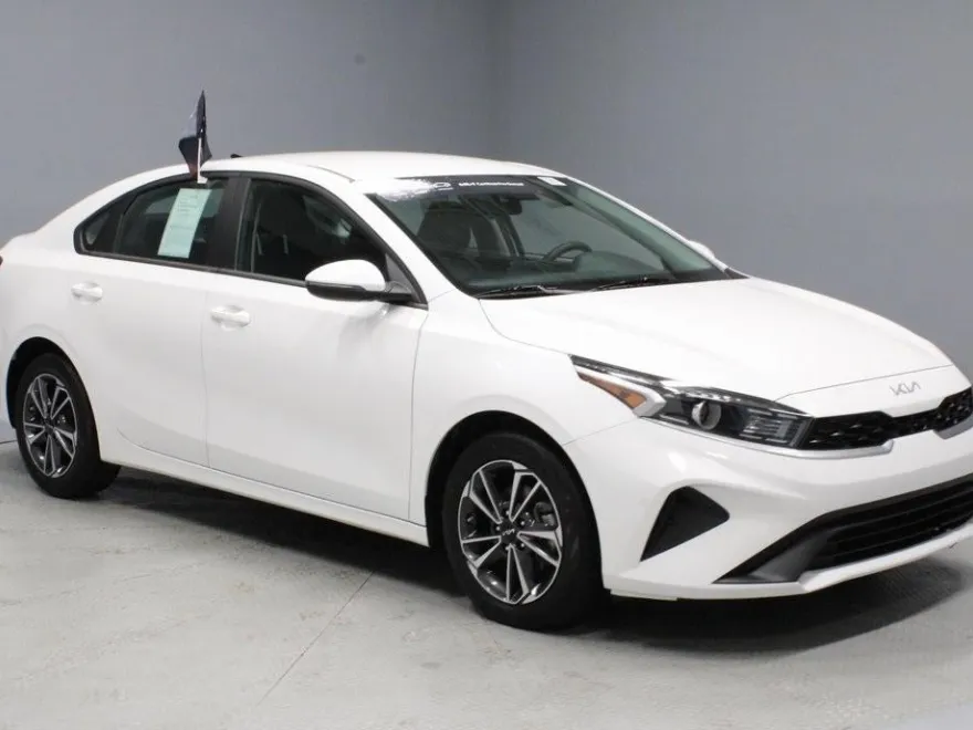 2023 Kia Forte LXS photo 1
