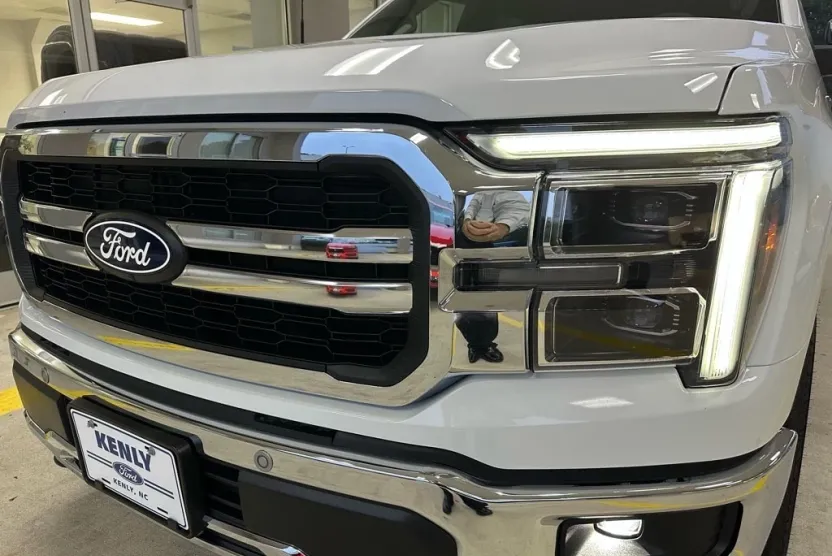 2025 Ford F-150 Lariat photo 1