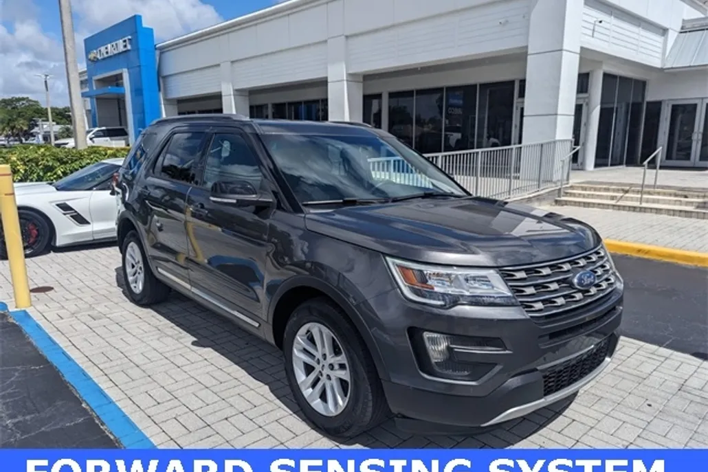 2016 Ford Explorer XLT photo 1
