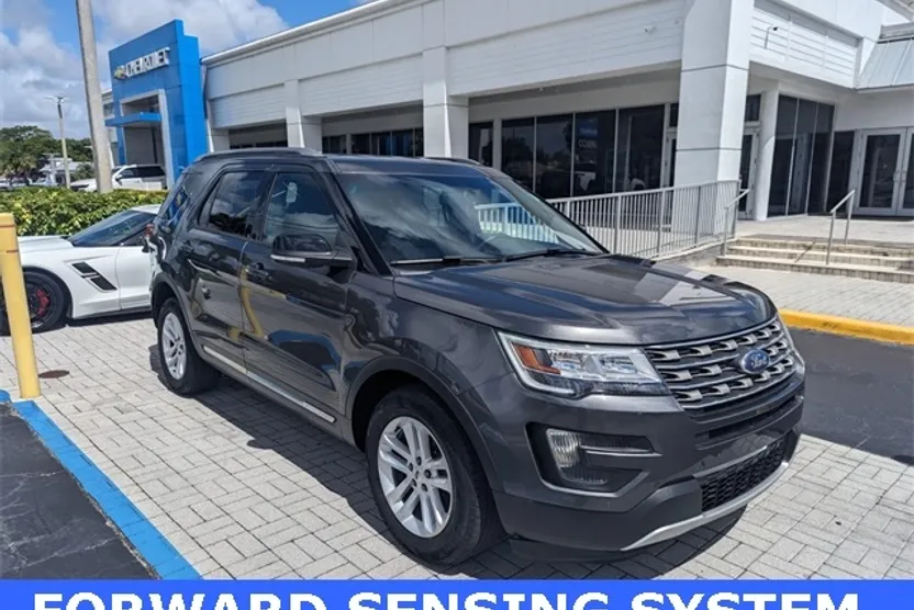2016 Ford Explorer XLT photo 1