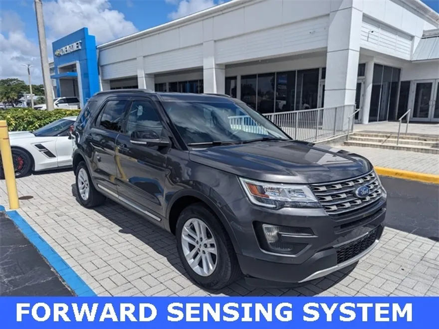 2016 Ford Explorer XLT photo 1