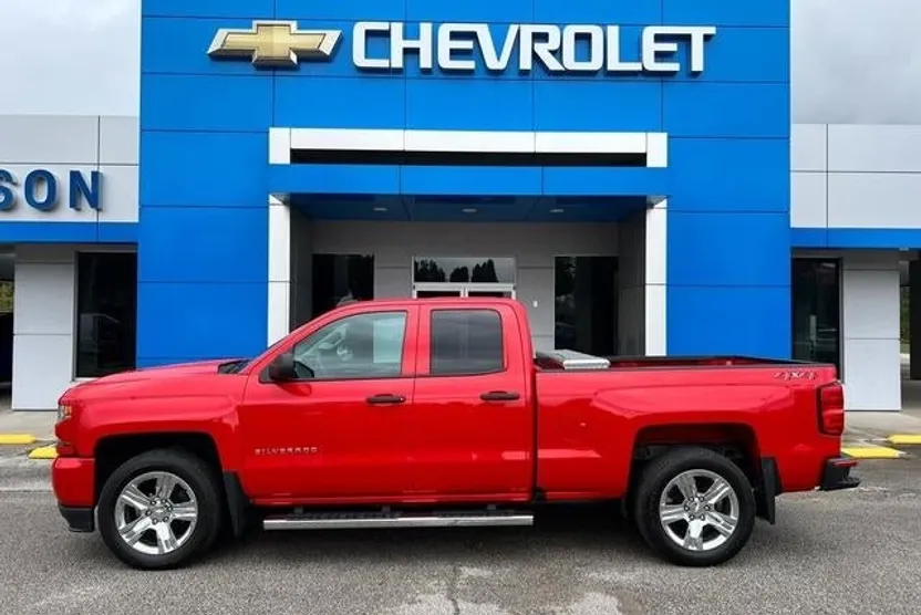 2019 Chevrolet Silverado 1500 Custom photo 1