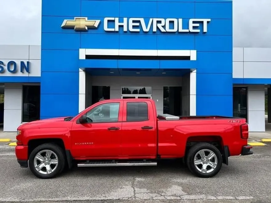 2019 Chevrolet Silverado 1500 Custom photo 1