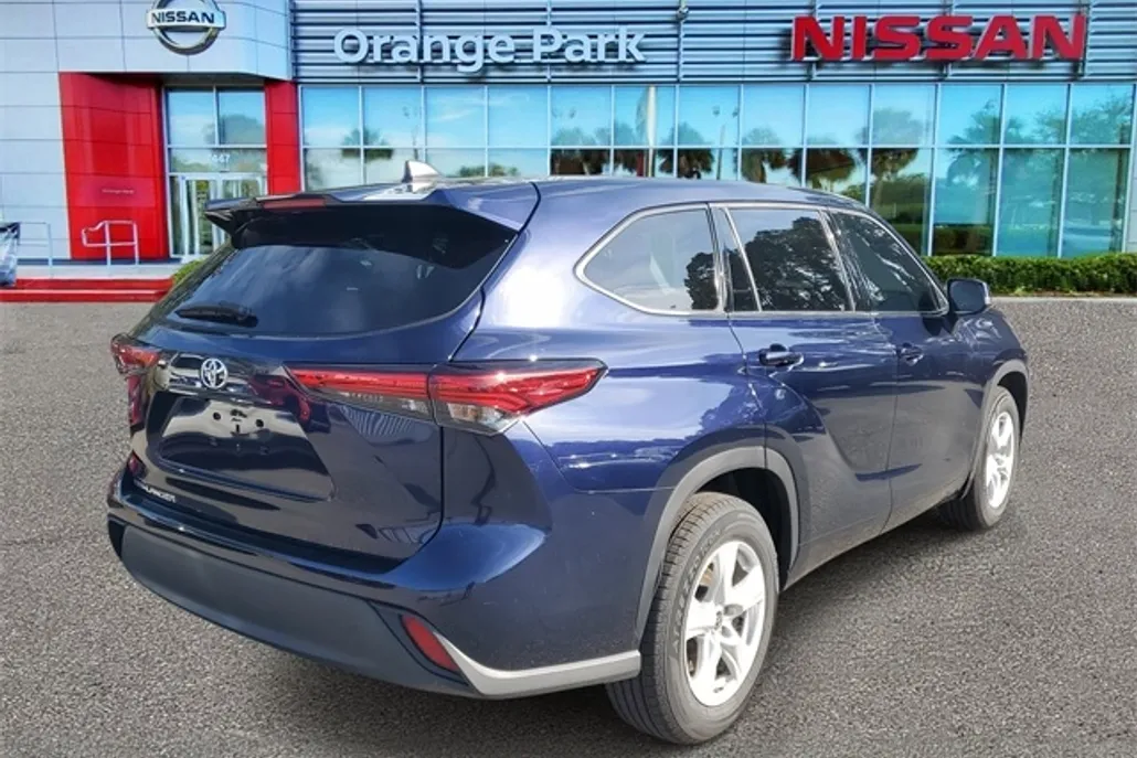 2022 Toyota Highlander L photo 1