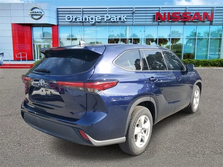 2022 Toyota Highlander L photo 1