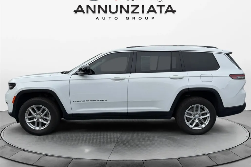 2022 Jeep Grand Cherokee Laredo photo 1