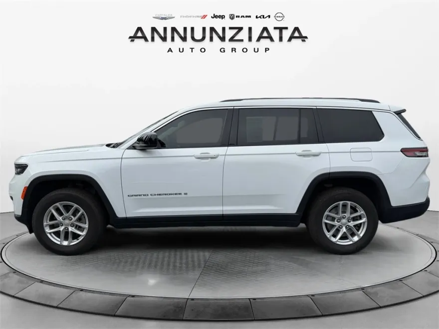 2022 Jeep Grand Cherokee Laredo photo 1