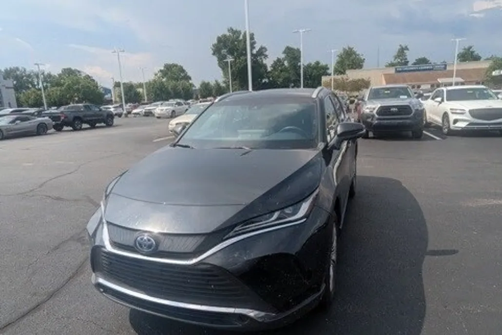 2022 Toyota Venza XLE photo 1