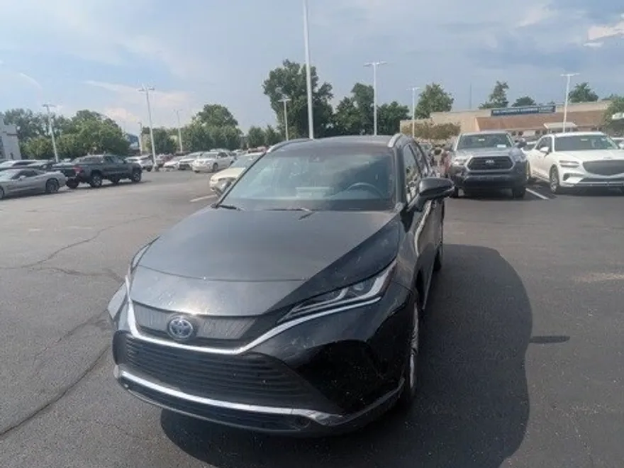 2022 Toyota Venza XLE photo 1