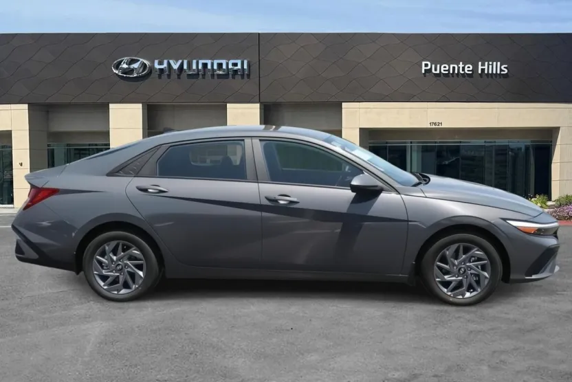 2025 Hyundai Elantra SEL Sport photo 1
