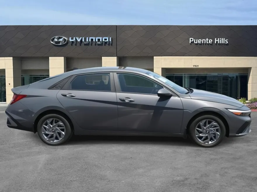 2025 Hyundai Elantra SEL Sport photo 1