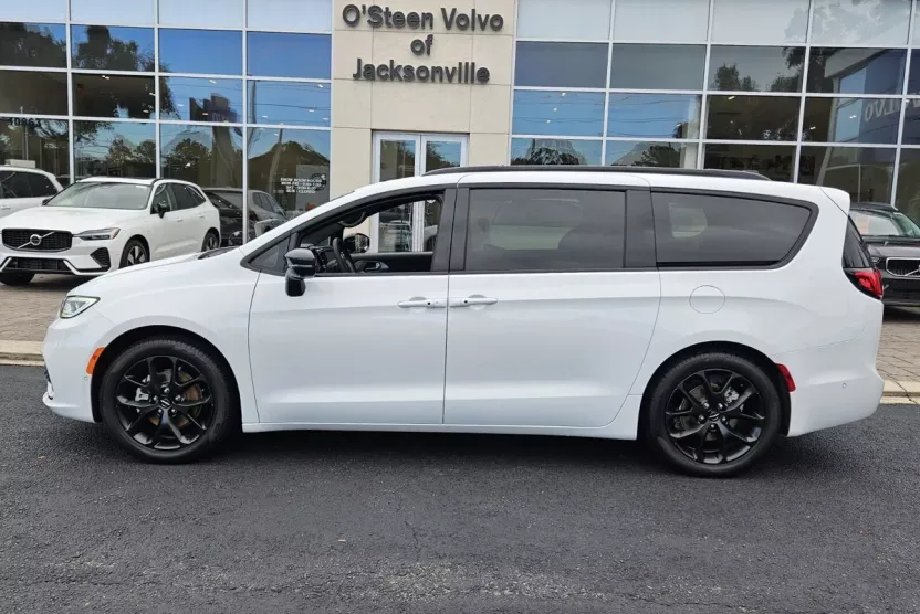 2024 Chrysler Pacifica Limited photo 1
