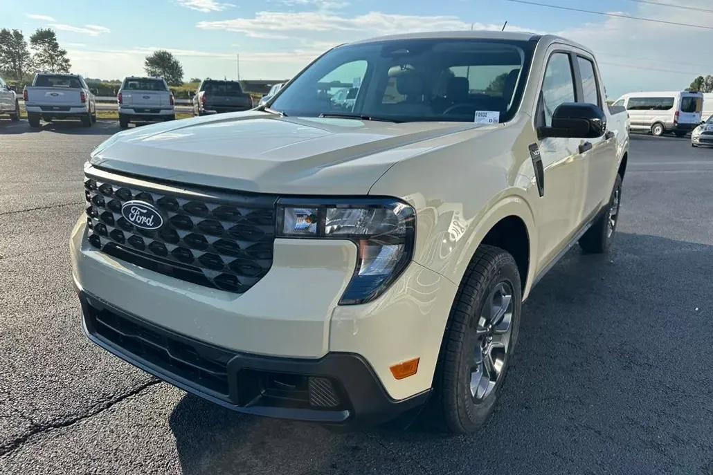 2025 Ford Maverick XLT photo 1