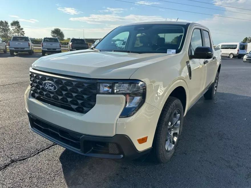 2025 Ford Maverick XLT photo 1