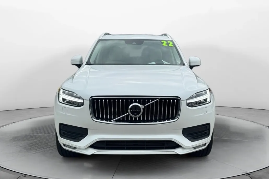 2022 Volvo XC90 T6 Momentum photo 1