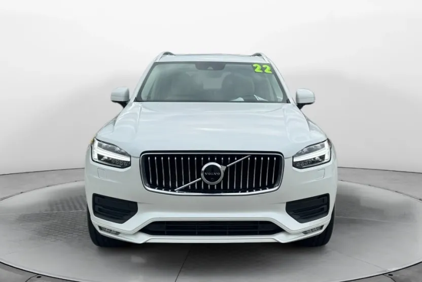 2022 Volvo XC90 T6 Momentum photo 1