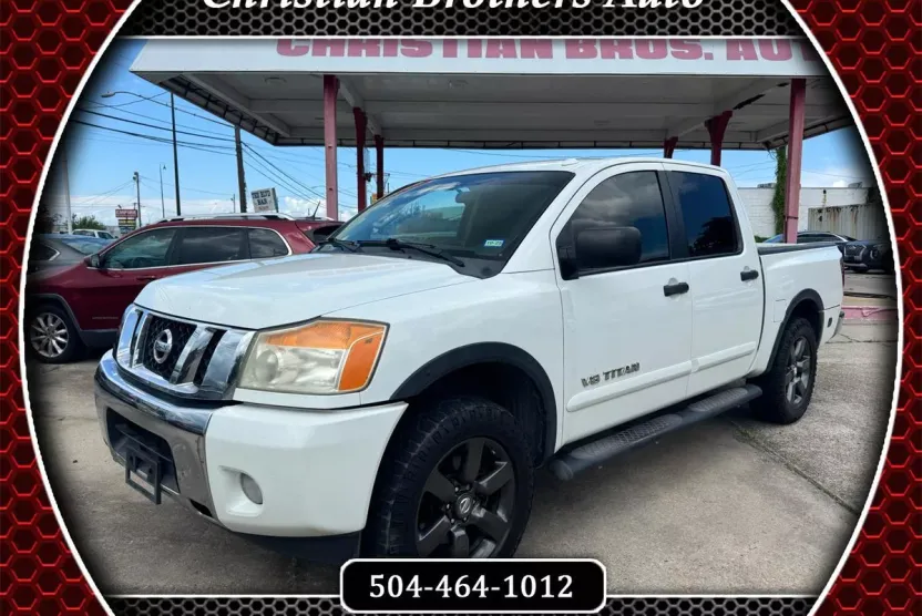 2015 Nissan Titan SV Crew Cab photo 1
