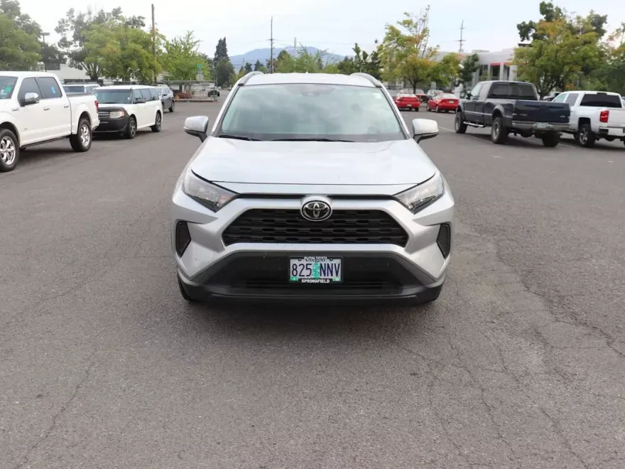 2019 Toyota RAV4 LE photo 1