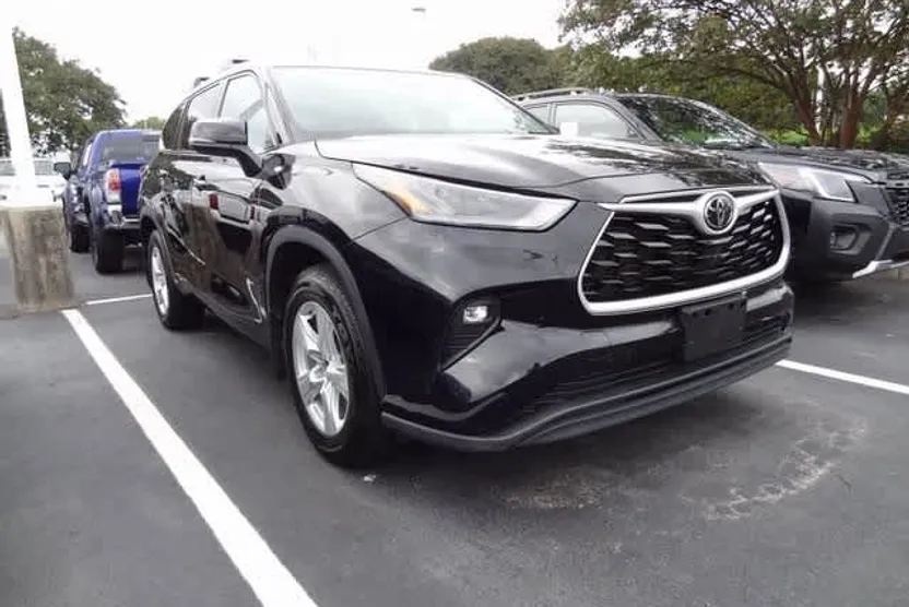 2022 Toyota Highlander LE photo 1